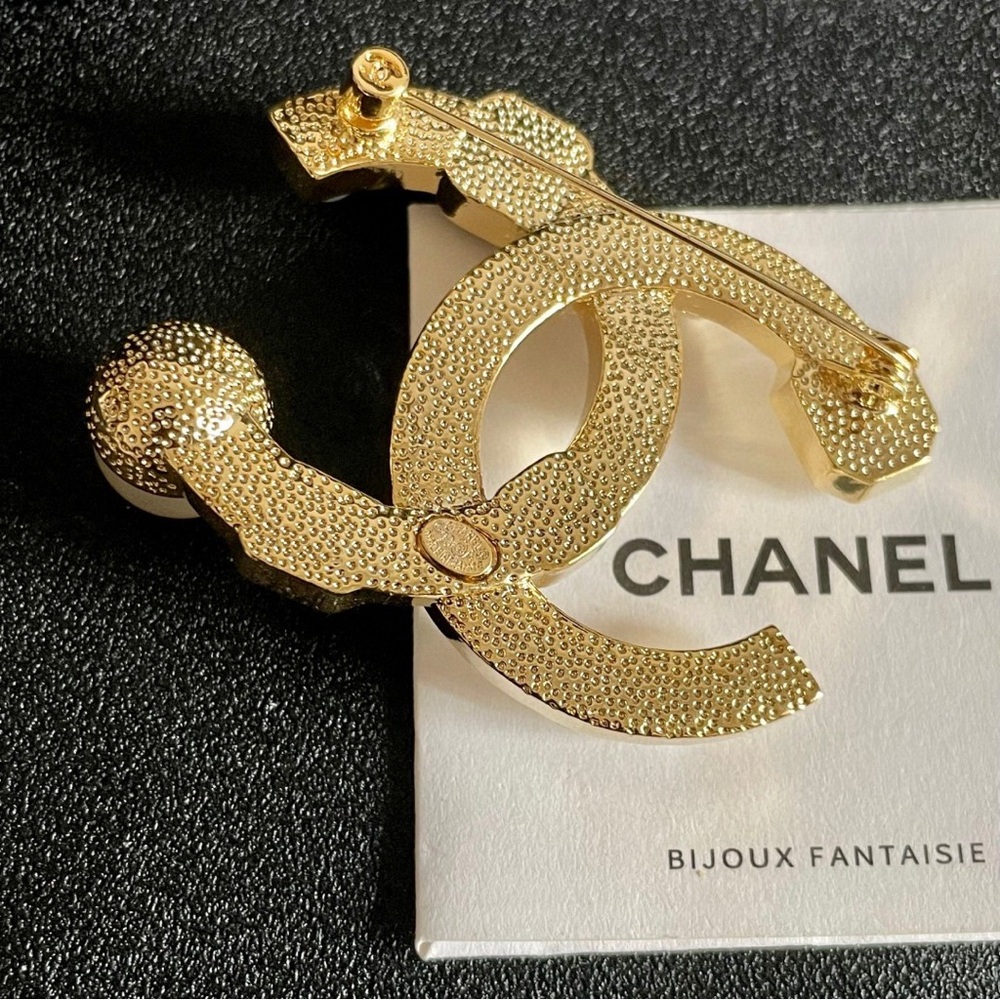 CHANEL Gold and Blue Pearl Brooch - Picture 3 of 7
